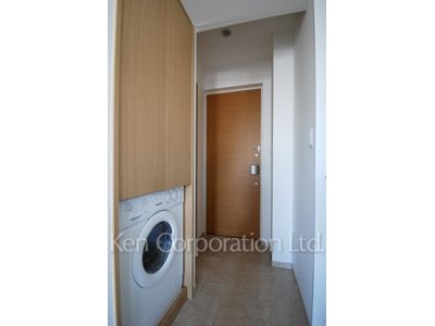 Entrance ※Photo of the same layout on 9 floor. Decoration and fixture may differ.