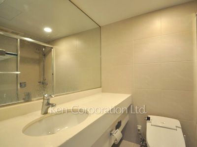 Powder Room ※Photo of the same layout on 12 floor. Decoration and fixture may differ.