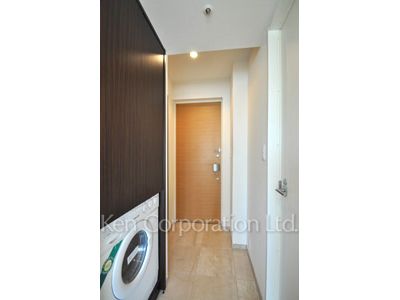 Entrance ※Photo of the same layout on 12 floor. Decoration and fixture may differ.