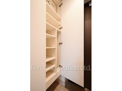Shoes Closet ※Photo of the same layout on 3 floor. Decoration and fixture may differ.
