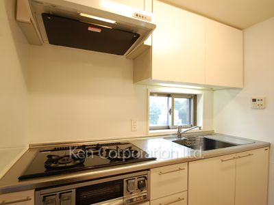 Kitchen ※Photo of the same layout on 7 floor. Decoration and fixture may differ.