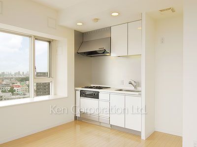 Kitchen ※Photo of the same layout on 8 floor. Decoration and fixture may differ.