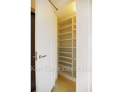 Shoes-In Closet ※Photo of the same layout on 8 floor. Decoration and fixture may differ.