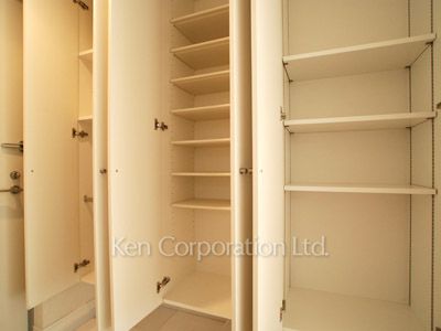 Shoes Closet ※Photo of the same layout on 12 floor. Decoration and fixture may differ.