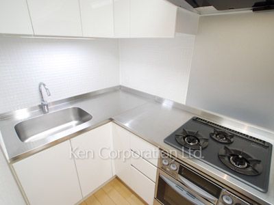 Kitchen ※Photo of the same layout on 12 floor. Decoration and fixture may differ.