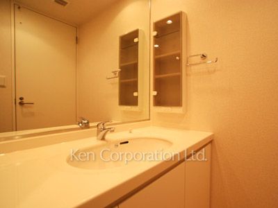 Powder Room ※Photo of the same layout on 12 floor. Decoration and fixture may differ.