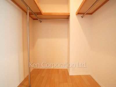 Walk-In Closet ※Photo of the same layout on 12 floor. Decoration and fixture may differ.