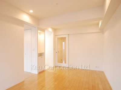Living-Dining ※Photo of the same layout on 9 floor. Decoration and fixture may differ.