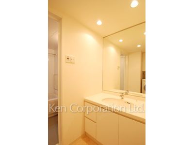 Powder Room ※Photo of the same layout on 9 floor. Decoration and fixture may differ.