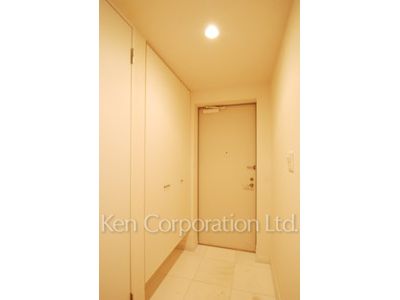 Entrance ※Photo of the same layout on 9 floor. Decoration and fixture may differ.