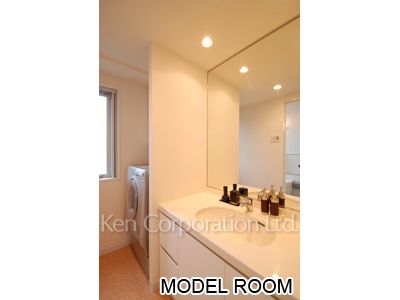 Powder Room ※Photo of the same layout on 14 floor. Decoration and fixture may differ.