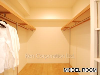 Walk-In Closet ※Photo of the same layout on 14 floor. Decoration and fixture may differ.