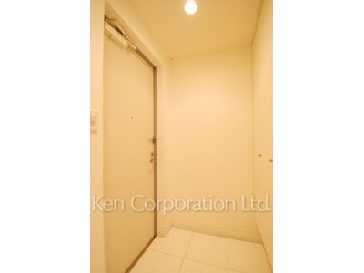 Entrance ※Photo of the same layout on 14 floor. Decoration and fixture may differ.