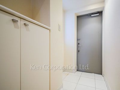 Entrance ※Photo of the same layout on 8 floor. Decoration and fixture may differ.