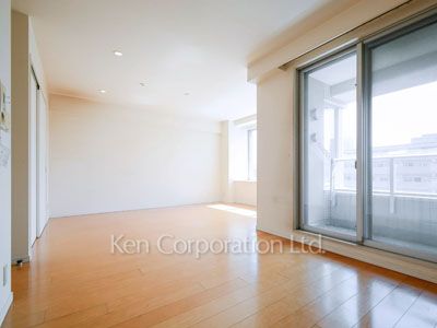 Living-Dining ※Photo of the same layout on 8 floor. Decoration and fixture may differ.