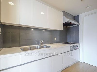 Kitchen ※Photo of the same layout on 8 floor. Decoration and fixture may differ.