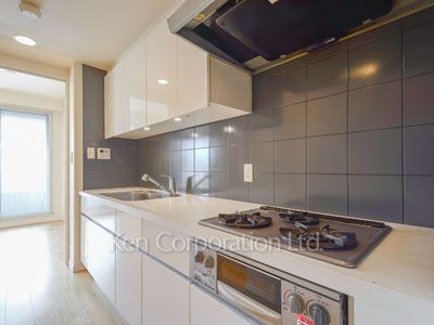 Kitchen ※Photo of the same layout on 8 floor. Decoration and fixture may differ.