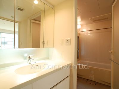 Powder Room ※Photo of the same layout on 1 floor. Decoration and fixture may differ.