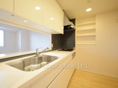 Kitchen ※Photo of the same layout on 7 floor. Decoration and fixture may differ.