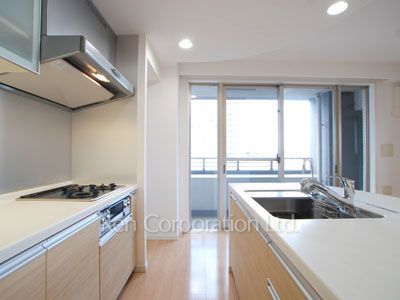 Kitchen ※Photo of the same layout on 11 floor. Decoration and fixture may differ.