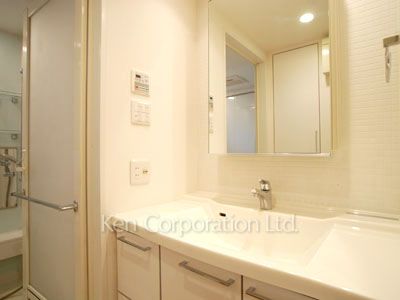 Powder Room ※Photo of the same layout on 11 floor. Decoration and fixture may differ.