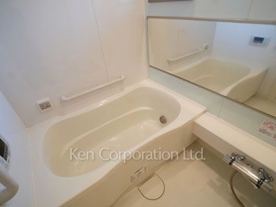 Bath ※Photo of the same layout on 11 floor. Decoration and fixture may differ.