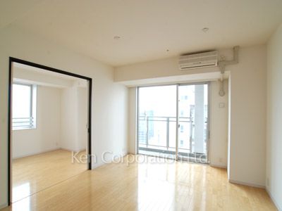 Living-Dining ※Photo of the same layout on 21 floor. Decoration and fixture may differ.