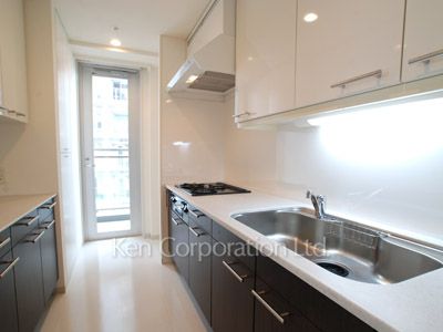 Kitchen ※Photo of the same layout on 21 floor. Decoration and fixture may differ.