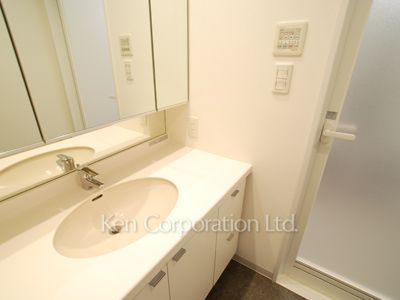 Powder Room ※Photo of the same layout on 21 floor. Decoration and fixture may differ.