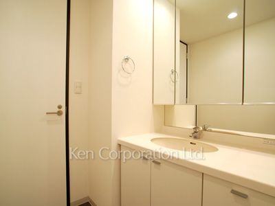 Powder Room ※Photo of the same layout on 21 floor. Decoration and fixture may differ.