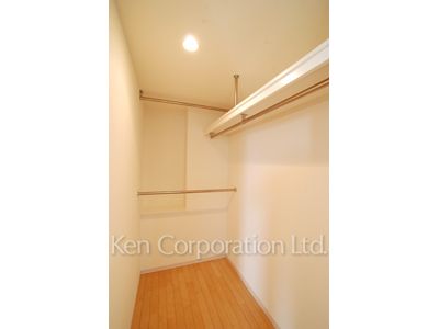 Walk-In Closet ※Photo of the same layout on 21 floor. Decoration and fixture may differ.
