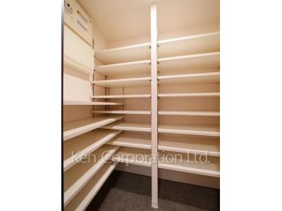 Shoes-In Closet ※Photo of the same layout on 18 floor. Decoration and fixture may differ.