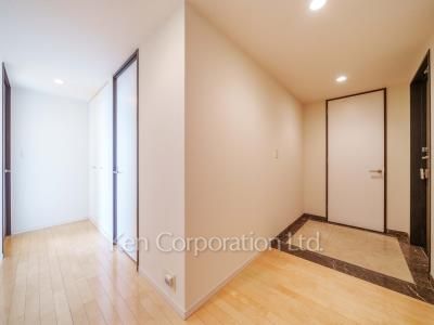Entrance ※Photo of the same layout on 18 floor. Decoration and fixture may differ.