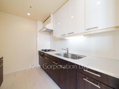 Kitchen ※Photo of the same layout on 18 floor. Decoration and fixture may differ.