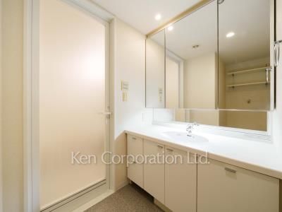 Powder Room ※Photo of the same layout on 18 floor. Decoration and fixture may differ.