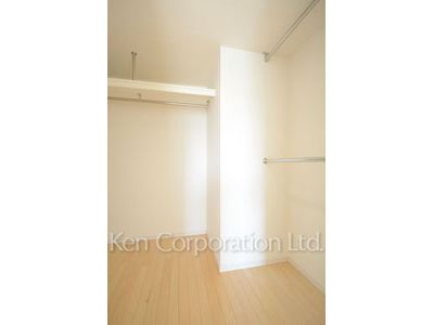 Walk-In Closet ※Photo of the same layout on 16 floor. Decoration and fixture may differ.