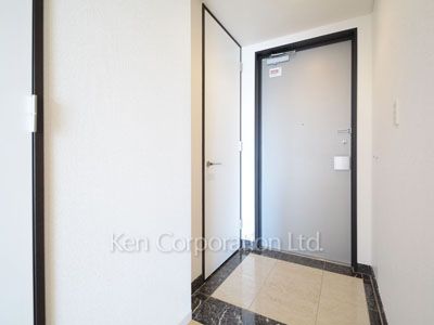 Entrance ※Photo of the same layout on 16 floor. Decoration and fixture may differ.