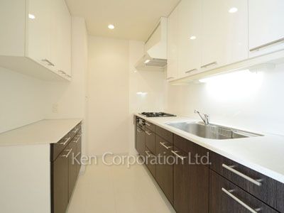 Kitchen ※Photo of the same layout on 16 floor. Decoration and fixture may differ.