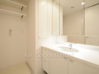 Powder Room ※Photo of the same layout on 16 floor. Decoration and fixture may differ.