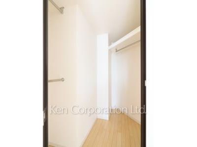 Walk-In Closet ※Photo of the same layout on 11 floor. Decoration and fixture may differ.