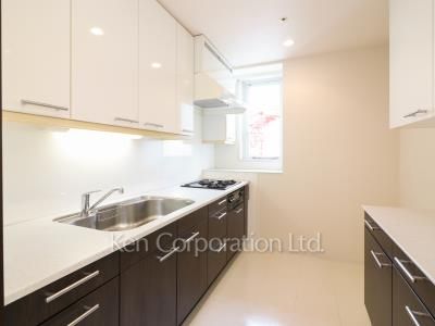 Kitchen ※Photo of the same layout on 11 floor. Decoration and fixture may differ.