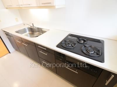 Kitchen ※Photo of the same layout on 11 floor. Decoration and fixture may differ.