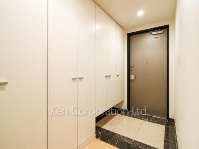 Entrance ※Photo of the same layout on 11 floor. Decoration and fixture may differ.