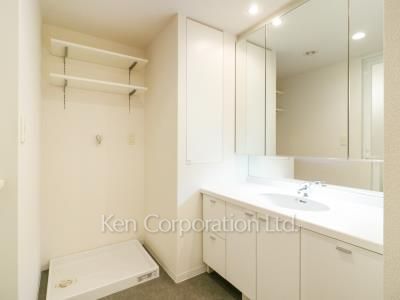 Powder Room ※Photo of the same layout on 11 floor. Decoration and fixture may differ.