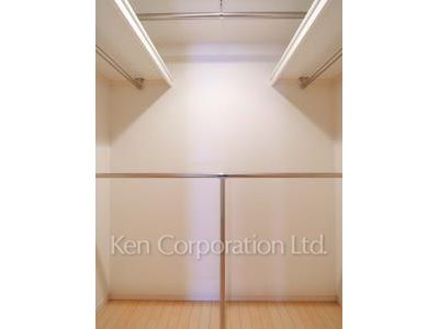 Walk-In Closet ※Photo of the same layout on 9 floor. Decoration and fixture may differ.