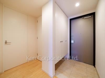 Entrance ※Photo of the same layout on 9 floor. Decoration and fixture may differ.