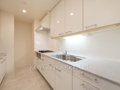 Kitchen ※Photo of the same layout on 9 floor. Decoration and fixture may differ.