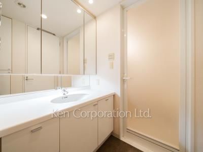 Powder Room ※Photo of the same layout on 9 floor. Decoration and fixture may differ.