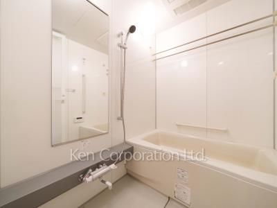 Bath ※Photo of the same layout on 9 floor. Decoration and fixture may differ.