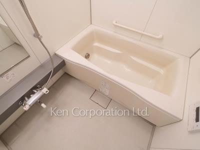 Bath ※Photo of the same layout on 9 floor. Decoration and fixture may differ.